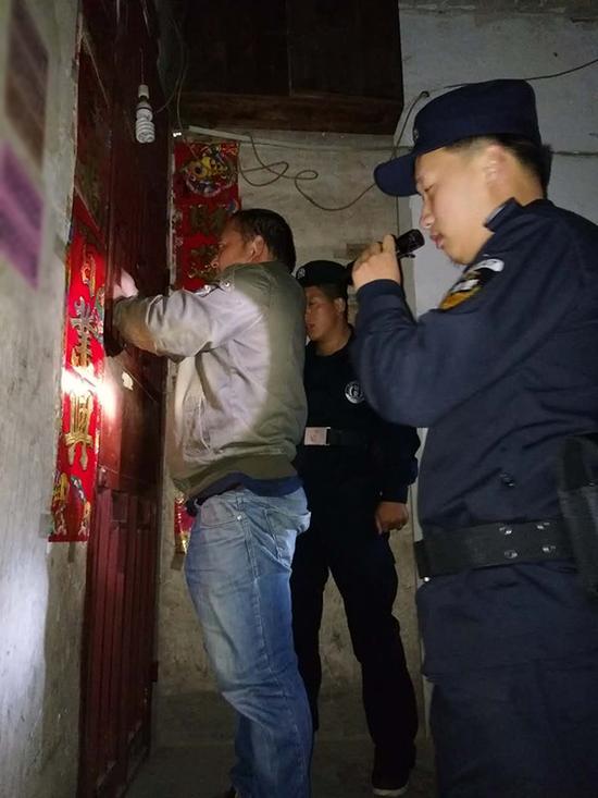 池州粗心妈妈误将幼女锁家中 民警全城寻开锁师傅开门